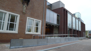 Markt 18 voorzien van Mekos leuningwerken..........