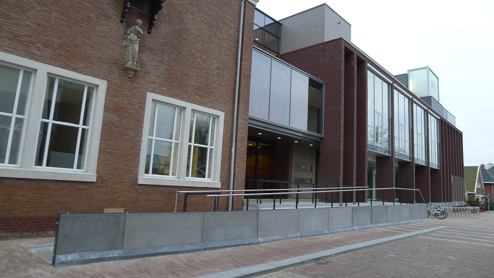 Markt 18 voorzien van Mekos leuningwerken..........