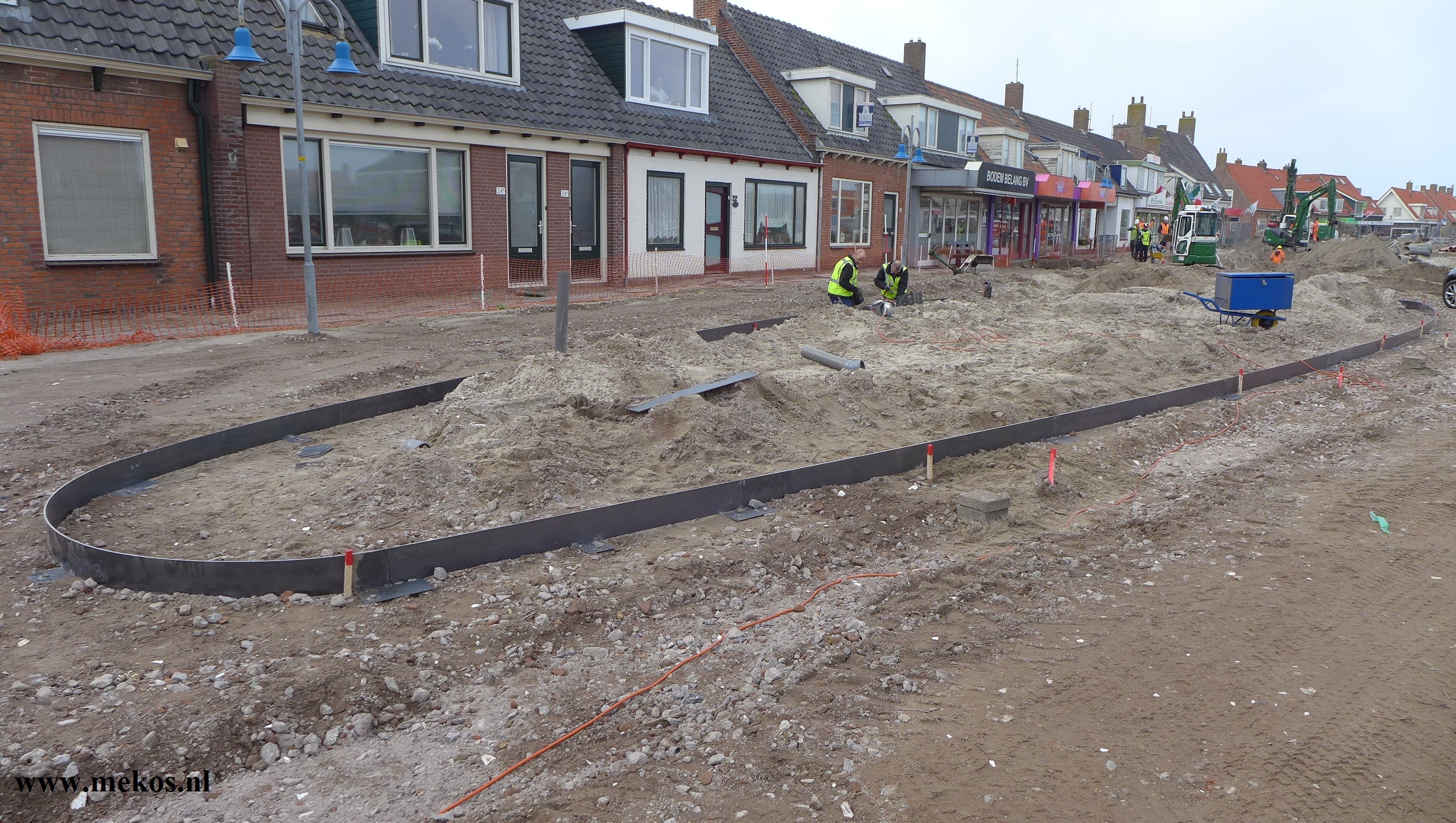 Mekos in actie bij nieuwe plein Petten...........