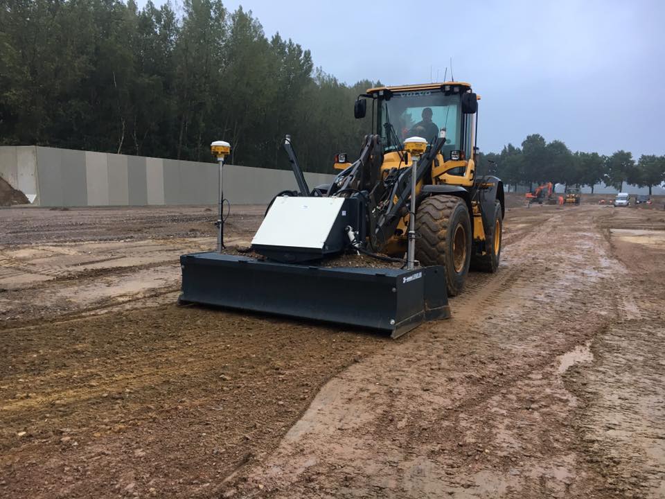 Mekos egaliseermachine op GPS werkend.