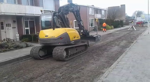 Mecalac MCR 8 kraan in actie met mekos leveler laserblad...........