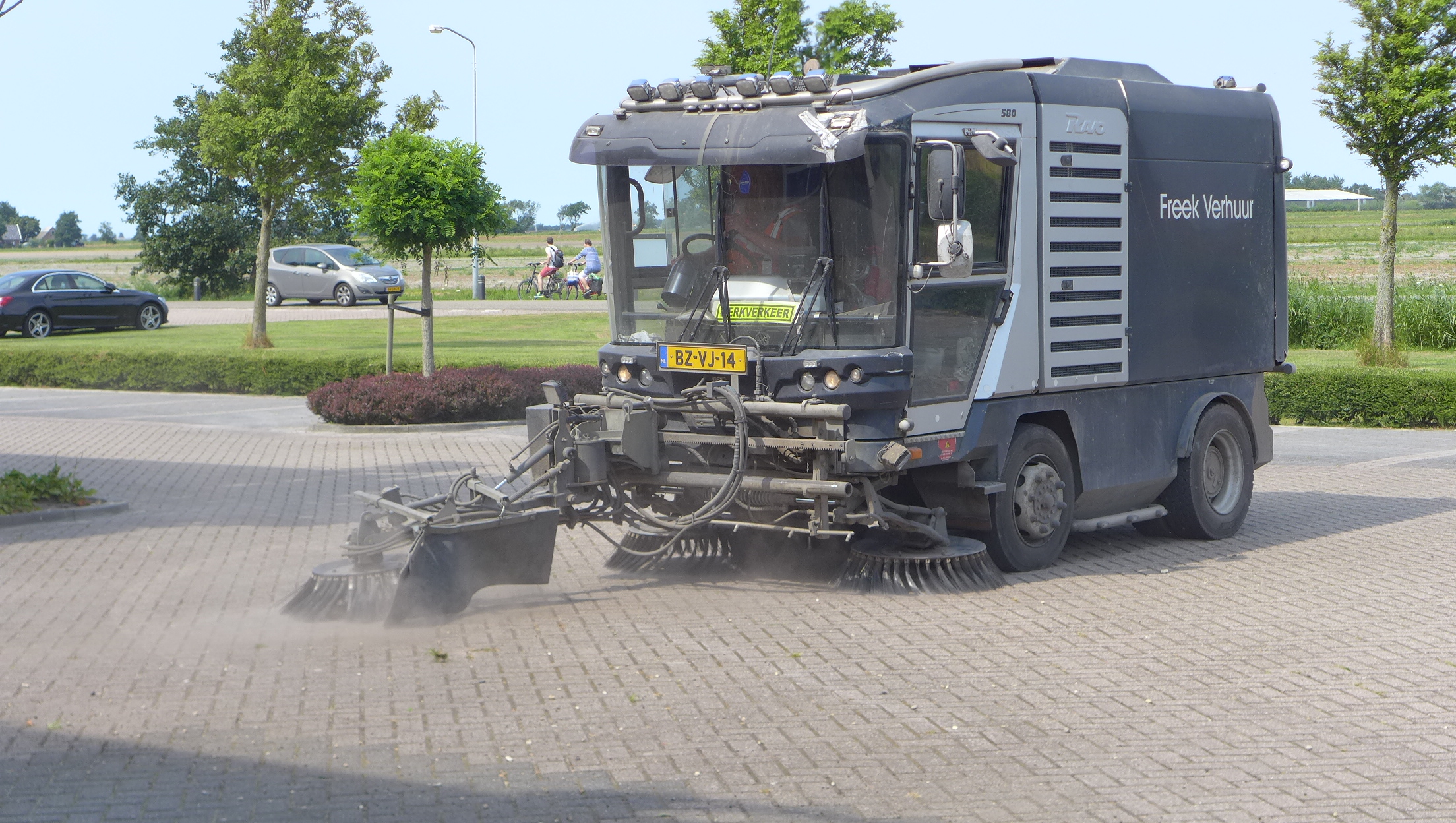 Uw bestrating snel onkruidvrij met Freek Veegmachine verhuur