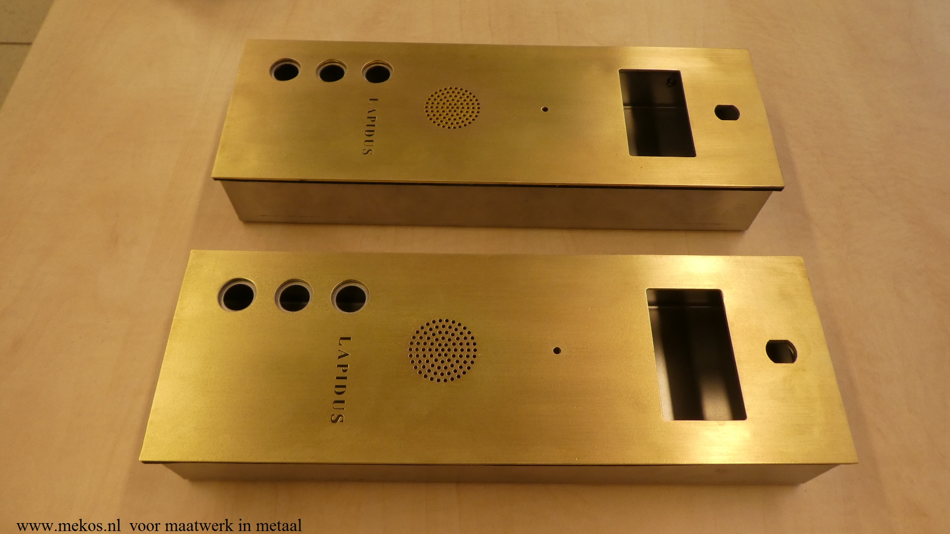 Messing beldrukker kasten............