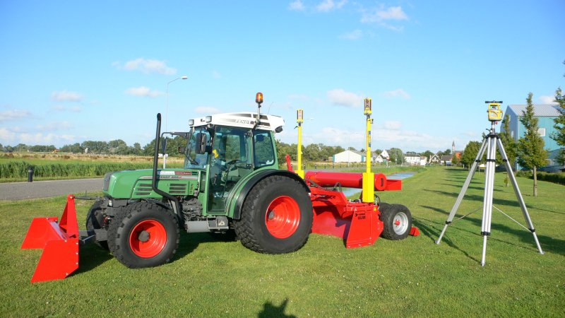 Nieuwe sportvelden machine gereed bij Mekos.