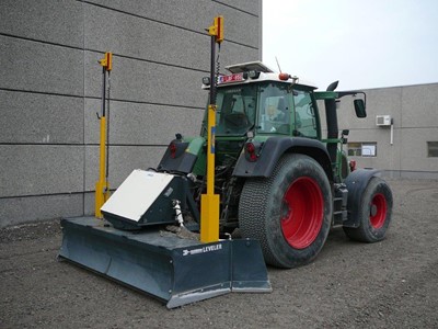 Mekos leveler achter tractor.