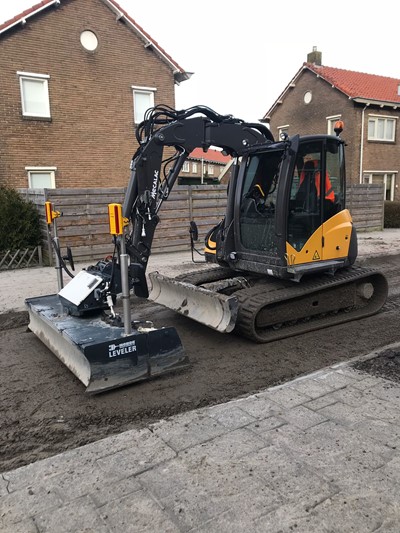 mecalac 8mcr met mekos leveler